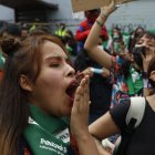 Constancia. Militantes feministas acompañaron la maratónica sesión desde la puerta de la Asamblea. La próxima semana volverán.