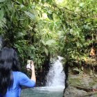 Una turista toma foto a un paisaje de Ecuador.