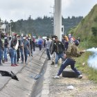 En los exteriores del Relleno Sanitario El Inga , moradores del sector piden hablar con el alcalde para realizar varios pedidos. La policía se enfrentó con las personas de la comunidad.