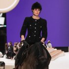 Carlota Casiraghi, hija de Carolina de Mónaco y embajadora de Chanel, debutó este martes en la pasarela inaugurando a caballo el desfile de Alta Costura de esa "maison" francesa, que ofreció un espectáculo inédito en la Semana de la Moda de París.

La también amazona, de 35 años, había protagonizado para la casa distintas campañas publicitarias y el "fashion film" con el que Chanel adelantó este lunes algunas piezas de su pasarela de hoy, pero es la primera vez que se subía a una pasarela.

Vestida con un traje de hípica azul marino de Chanel, con la chaqueta de tweed típica de la firma, Casiraghi, abrió el pase para la primavera-verano 2022 y salió a saludar al final junto a la diseñadora Virginie Viard y el artista contemporáneo francés Xavier Veilhan, creador del decorado erigido frente a la Torre Eiffel.

La joven fusionó este martes en un mismo acto dos de sus pasiones: la hípica, deporte que practica desde pequeña, y la moda, que la ha llevado a protagonizar campañas para otras casas de renombre, como Gucci.