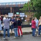 Padres de familia en las afueras del colegio Balandra a espera de que sus hijos accedan a clases presenciales.