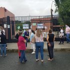 Padres de familia acompañan a sus hijos al ingreso al colegio Balandra Cruz del Sur, que fue clausurado por el Municipio de Guayaquil por dar clases presenciales.