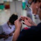 Fotografía de archivo en la que se registró a una enfermera al preparar una dosis de una vacuna contra la covid-19, en Buenos Aires (Argentina).