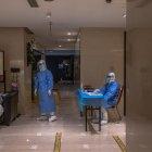 Trabajadores de la salud con equipo protector esperan en un hotel, dentro de la "burbuja" de los Juegos Olímpicos Covid-19, en Pekín, China, la ciudad anfitriona de los Juegos Olímpicos de Invierno de 2022, tras detectar su primer caso transmitido localmente de la variante Omicron COVID-19 .