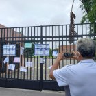 Los sellos de clausura del Municipio de Guayaquil en la puerta de ingreso del colegio Balandra.