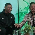 Michael Morales y su madre durante la rueda de prensa.