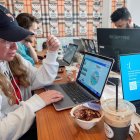 Traci Levine (I), miembro de la comunidad Hack, trabaja en su proyecto durante la Miami Hack Week 2022 en Florida (EE.UU.).