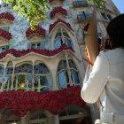 Vista de la fachada de la modernista Casa Batllò decorada con rosas.