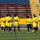 Los jugadores de la selección de fútbol de Ecuador participan en un entrenamiento en el estadio Olímpico Atahualpa, en Quito (Ecuador).