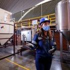 Rubí Guzmán supervisa el mantenimiento de esta innovadora planta de México.