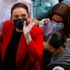 La presidenta electa de Honduras Xiomara Castro (i) saluda a su llegada a la sede del Congreso Nacional , en Tegucigalpa. Gustavo Amador / EFE