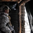 Militares ucranianos se refugian en posiciones en primera línea cerca de la aldea de Avdiivka, no lejos de la ciudad de Donetsk, Ucrania, controlada por militantes prorrusos /TANISLAV KOZLIUK/ EFE