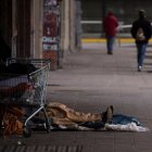 Un hombre sin techo es visto en la calle, en Santiago de Chile, en una fotografía de archivo.