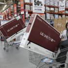 Compradores salen de un almacén llevando electrodomésticos en Bogotá (Colombia), en una fotografía de archivo.