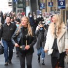 London (United Kingdom), 27/01/2022.- Passengers arrive at Kings Cross Station in London, Britain, 27 January 2022. As part of the lifting of Plan B restrictions in England, it is no longer legally compulsory to wear masks in indoor venues. However, some rail companies and Transport For London (TFL) still require passengers to wear face coverings. (Reino Unido, Londres) EFE/EPA/NEIL HALL