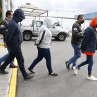 Procedimiento. Los sospechosos fueron llevados a la Policía Judicial, en el norte de Quito. La investigación empezó a inicios de este año, informaron las autoridades.