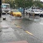 La avenida 25 de julio, una de las principales arterias de la ciudad se encuentra llena de agua.