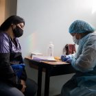 Una enfermera toma los datos de una mujer para realizare una prueba para detectar COVID-19, el 24 de enero de 2022, en Caracas (Venezuela).