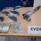 Armas y dinero incautados a los sospechosos de tráfico de drogas en Durán.