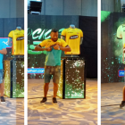 Carlos Tévez, invitado de la Noche Amarilla, recibió la camiseta de Barcelona 2022.