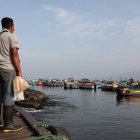 Un pescadores artesanales observa los botes en la bahía de Ancón, el 25 de enero de 2022 en Lima (Perú). Cada mañana, durante cientos de años, el pueblo pesquero de Ancón se ha llenado de embarcaciones, redes y peces, pero ahora solo luce la desesperación y el enfado de pescadores que casi lo han perdido todo tras el gran desastre ambiental causado por el derrame de petróleo en el norte de Lima. EFE/ Juan Ponce
