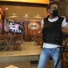 La escasez de clientes por la delincuencia se hace más notoria en restaurantes, donde existe personal encargado de alertar a la policía sobre cualquier acto irregular que comprometa la seguridad.

La escasez de clientes por la delincuencia se hace más notoria en restaurantes, donde existe personal encargado de alertar a la policía sobre cualquier acto irregular que comprometa la seguridad.

La escasez de clientes por la delincuencia se hace más notoria en restaurantes, donde existe personal encargado de alertar a la policía sobre cualquier acto irregular que comprometa la seguridad.