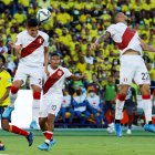 Luis Abram de Perú rechaza un balón, en un partido de las eliminatorias sudamericanas para el Mundial de Catar 2022 entre Colombia y Perú