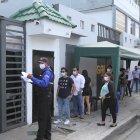 Personas acuden a realizar pruebas para saber si están contagiados o no.