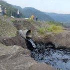 Reparación. Petroecuador Ambiente y Energía ayudan en tareas de remediación.