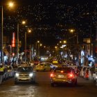 Desde las 18:00, pocos espacios para parqueo quedan en la avenida Michelena. Guardias privados brindan seguridad