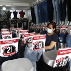 En Guayaquil la delincuencia y el avance de la pandemia son los enemigos de los comercios.