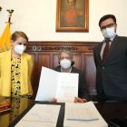Proyecto. La ministra de Gobierno, Alexandra Vela, y el asesor jurídico de la Presidencia, Roberto Andrade, presentaron la ley junto a Guillermo Lasso.