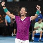 El tenista español Rafael Nadal celebra su victoria en la final individual masculina del Abierto de Australia de tenis disputada este domingo en Melbourne contra el ruso Daniil Medvede.