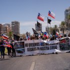 Cientos de personas marchan hoy contra la inmigración irregular y para pedir seguridad en la ciudad de Iquique
