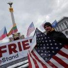 En Kiev, ucraniano realizan marchas