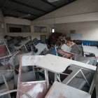Aulas como bodegas. En el colegio Teodoro Alvarado Olea se guarda sillas y mesas en un salón con moho.