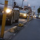 Muchos separadores de buses han sido derribados y quedan inservibles