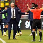 El técnico de la selección ecuatoriana, Gustavo Alfaro (i), reclama contra uno de los árbitros de línea, hoy, en un partido de las eliminatorias sudamericanas para el Mundial de Catar 2022 entre Ecuador y Brasil en el estadio Rodrigo Paz Delgado en Quito (Ecuador).