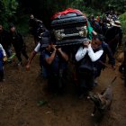 Cientos de indígenas asisten a los funerales de uno de sus líderes asesinados el 24 de enero por grupos armados irregulares.