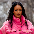 La cantante de 33 años anunció su primer embarazo con un look en el que dejó mostrar su barriga.