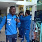 Moises Caicedo, volante tricolor, al salir de la Casa de la Selección rumbo al aeropuerto.