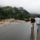 El río no solo arrasó con las casas, también se llevó varios tramos de la vía.