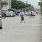 Muchos peatones se juegan la vida al tratar de cruzar la calle