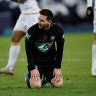 Lionel Messi, del PSG, de rodillas en el duelo frente al Niza.