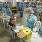 Río de Janeiro. Decenas acuden al inaugurado megacentro de pruebas de detección en el estadio Maracaná.