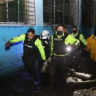 En la ciudad de Quito en el sector de La Comuna al norte de la capital en la calle  Humberto Albornoz N26-N25d se desliza lodo y baja por la av. La Gasca.