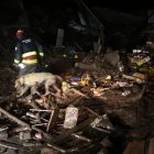Rescatistas buscan en los escombros si hay sobrevivientes.