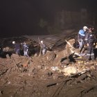 Rescatistas de varias entidades trabajaban hasta altas horas de la noche en búsqueda de personas heridas o fallecidas.