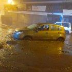 Afectación. Cerca de la media noche, los vehículos continuaban en el sector del desastre.