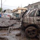 Daños. Miembros de la Policía llegaron temprano al sitio del desastre. Hay patrulleros entre los vehículos afectados.